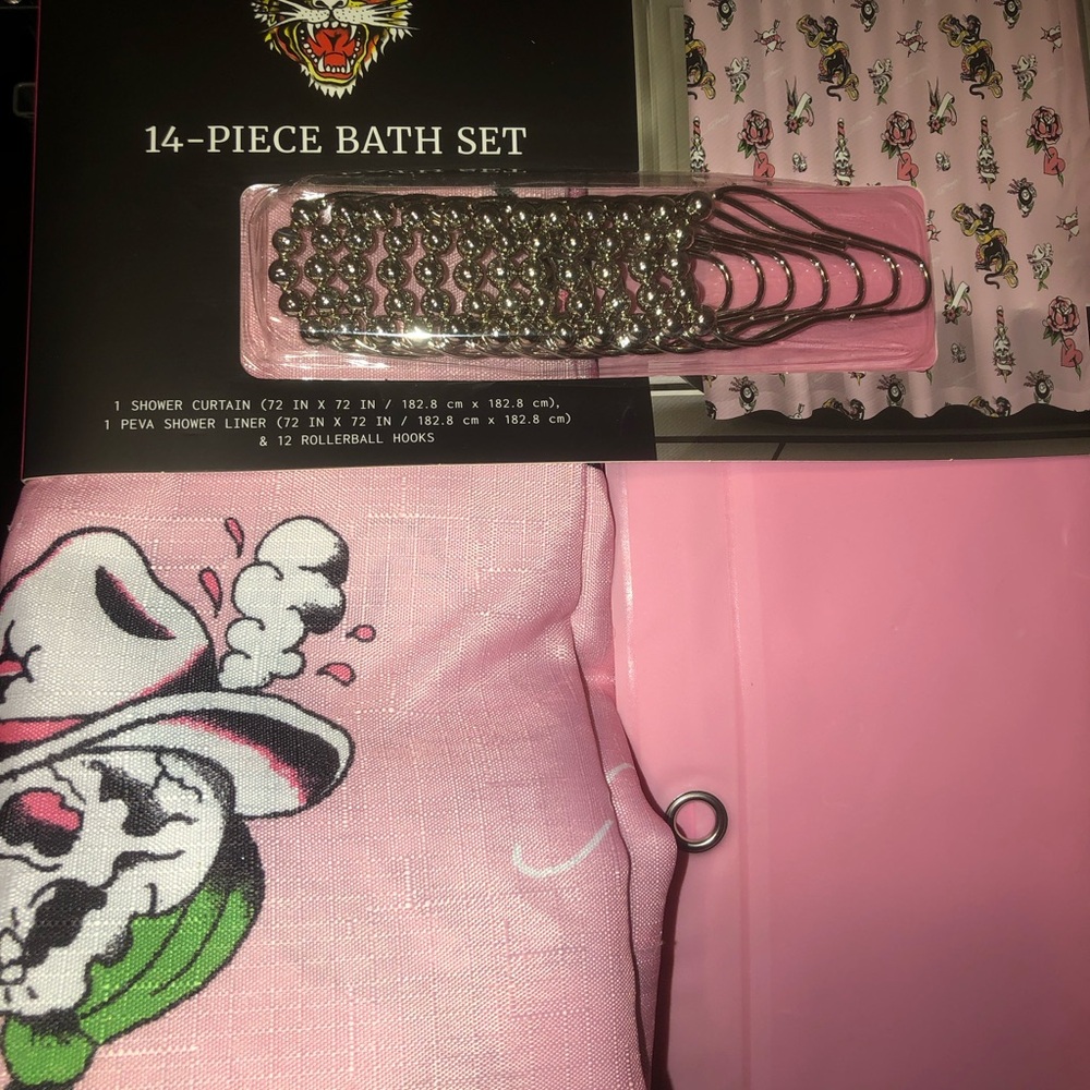💗 ED HARDY  14-Piece  Pink Shower Curtain Set
